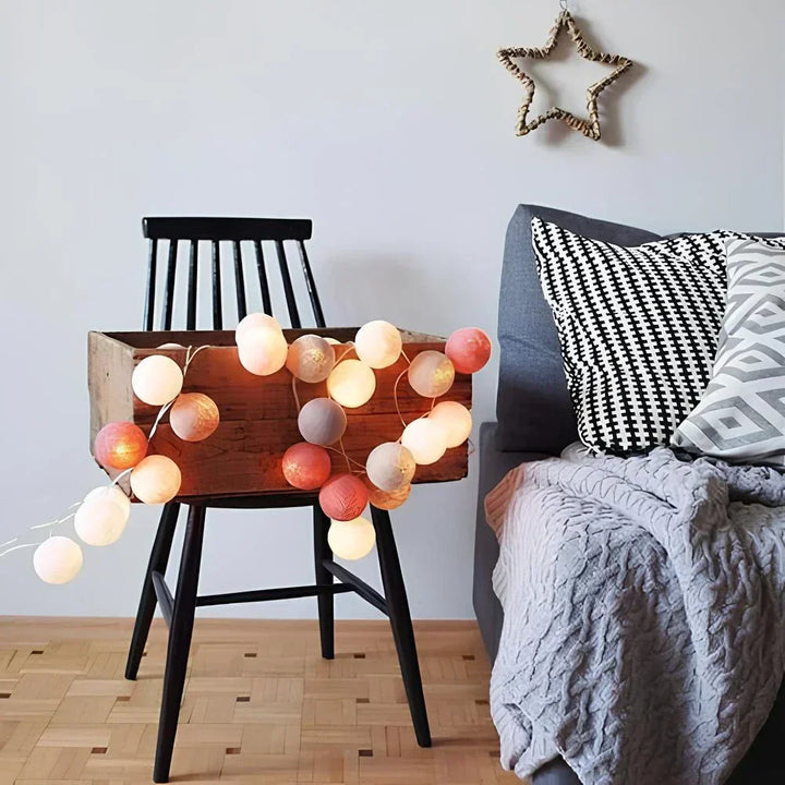 Levande färgglad LED-ljusslinga med bomullsbollar som lyser upp vardagsrum & festmiljöer.