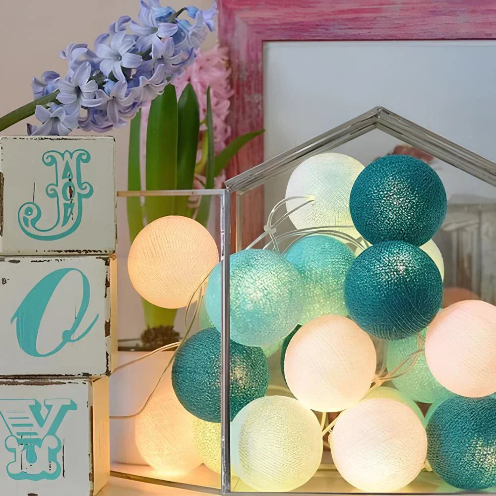 Mysig & stämningsfull LED-ljusslinga med färgglada bomullsbollar, perfekt som festdekoration.