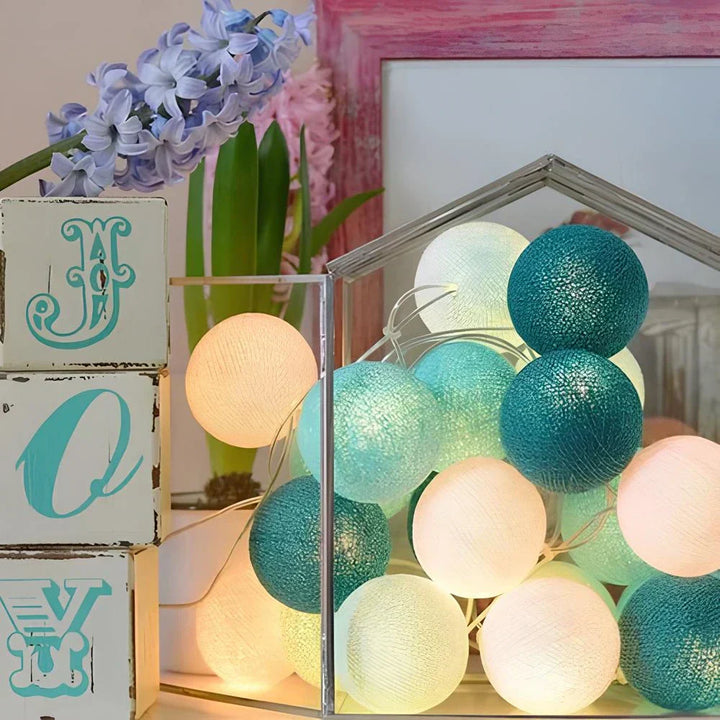 Mysig & stämningsfull LED-ljusslinga med färgglada bomullsbollar, perfekt som festdekoration.
