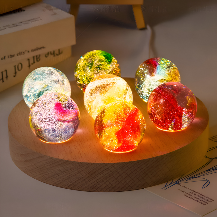 Färgglad NebulaLit nattlampa med sju LED-glaskulor. Perfekt stämningsbelysning för hemmet.