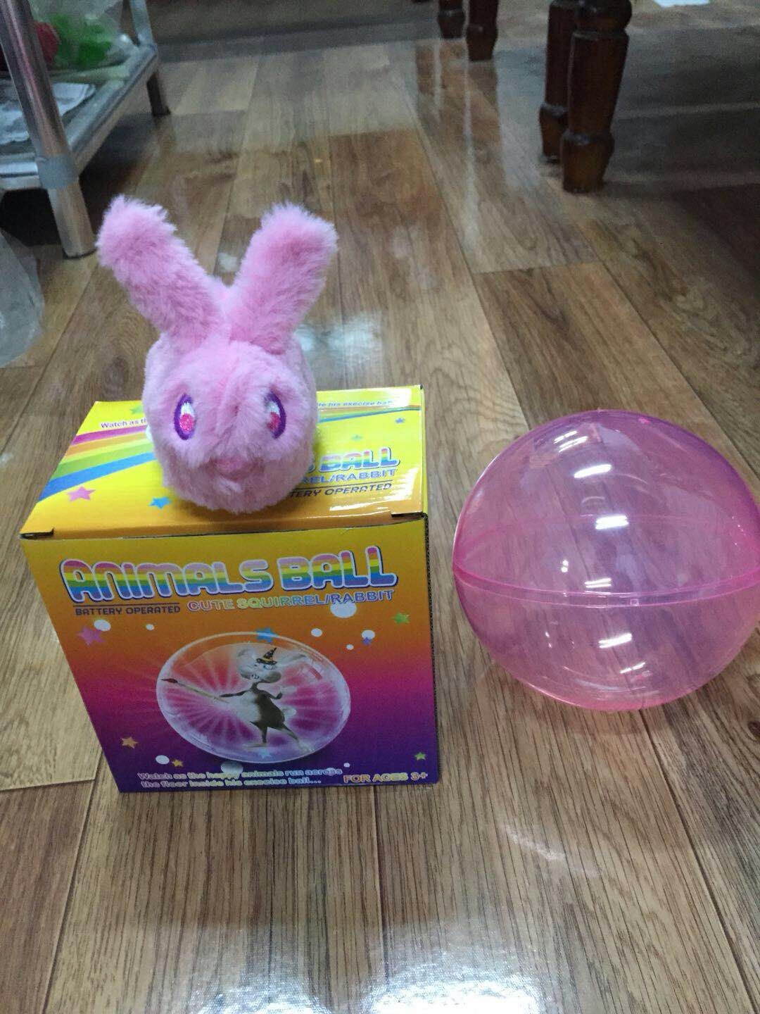 Interaktiv rullboll för små husdjur, ger mental och fysisk stimulans. Perfekt för kaniner och ekorrar.
