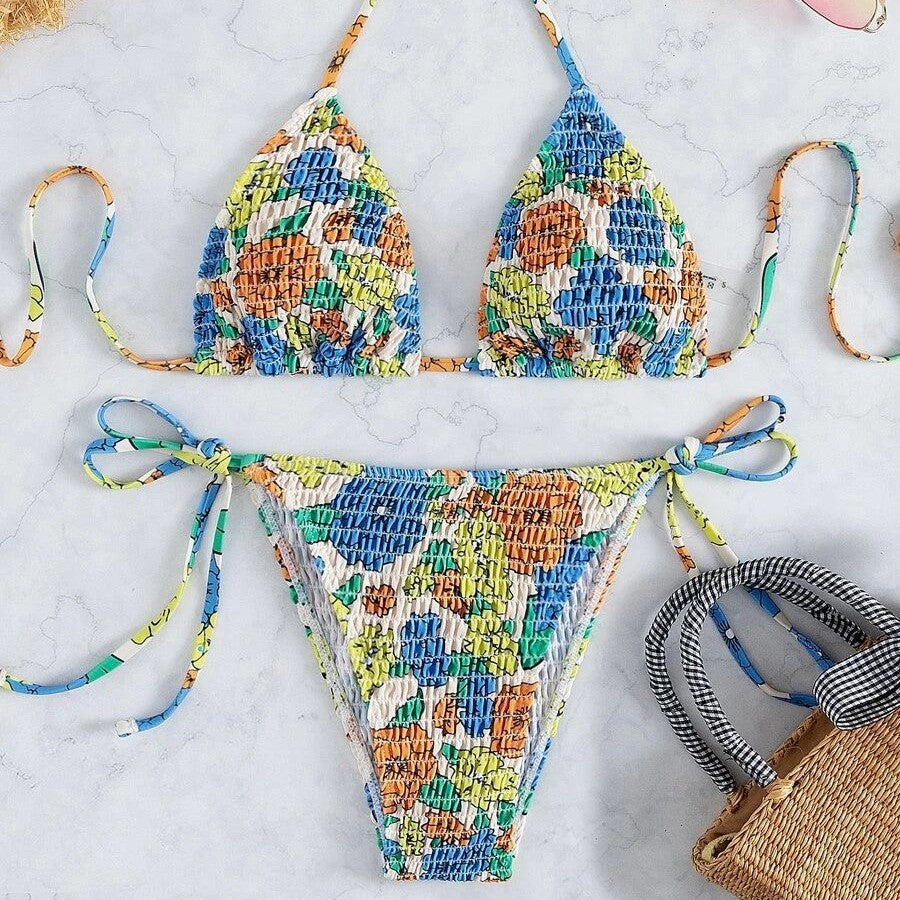 Detalj av färgglad triangelbikini med justerbara knytband, perfekt för damers strandmode.