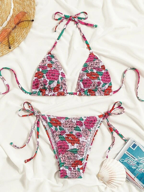 Modell i färgglad, justerbar triangelbikini; sommarens perfekta badkläder för soliga dagar.