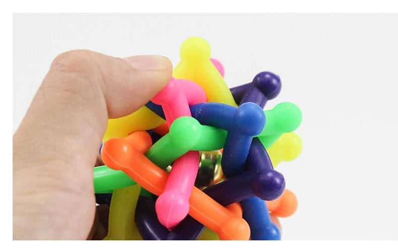 Stimulerande tuggboll i gummi med klocka, designad för lekfulla valpar och energiska vuxenhundar.