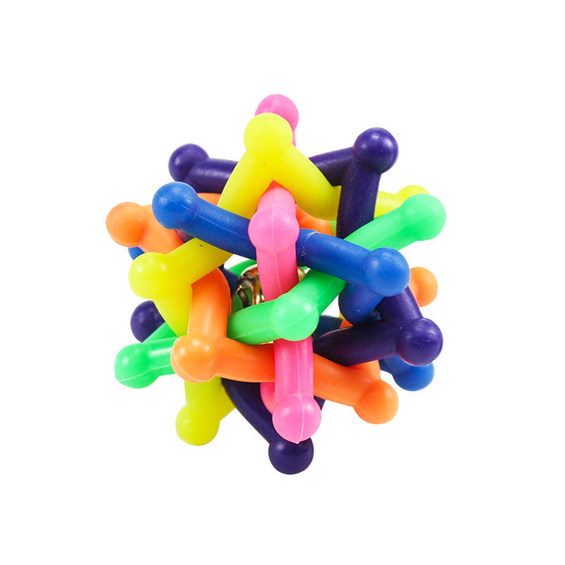 Bild på en vibrerande, färgglad tuggboll i gummi med en synlig klocka inuti för hundar.