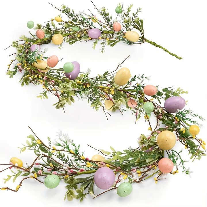 Konstgjord blomgirlang i siden. Färggrann inredningsdetalj för vardagsrum, vår och sommar.