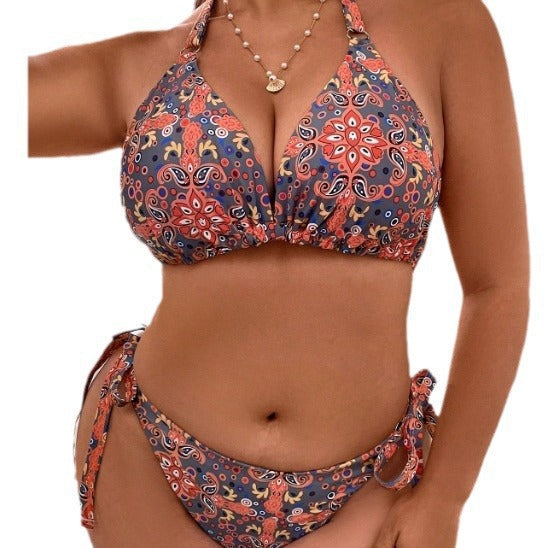 Plus-storlek triangel-bikini för dam, med justerbara knytband och färgrik design för en bekväm strandupplevelse.