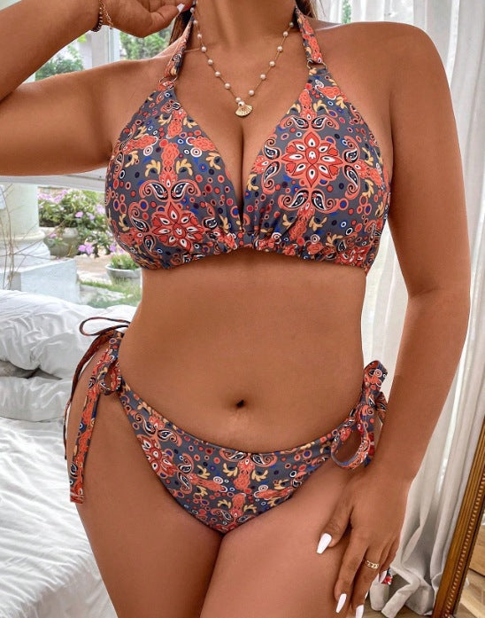 Detaljerad produktbild av färgrik triangel-bikini för dam, med justerbara knytband, redo för sommarens stranddagar.