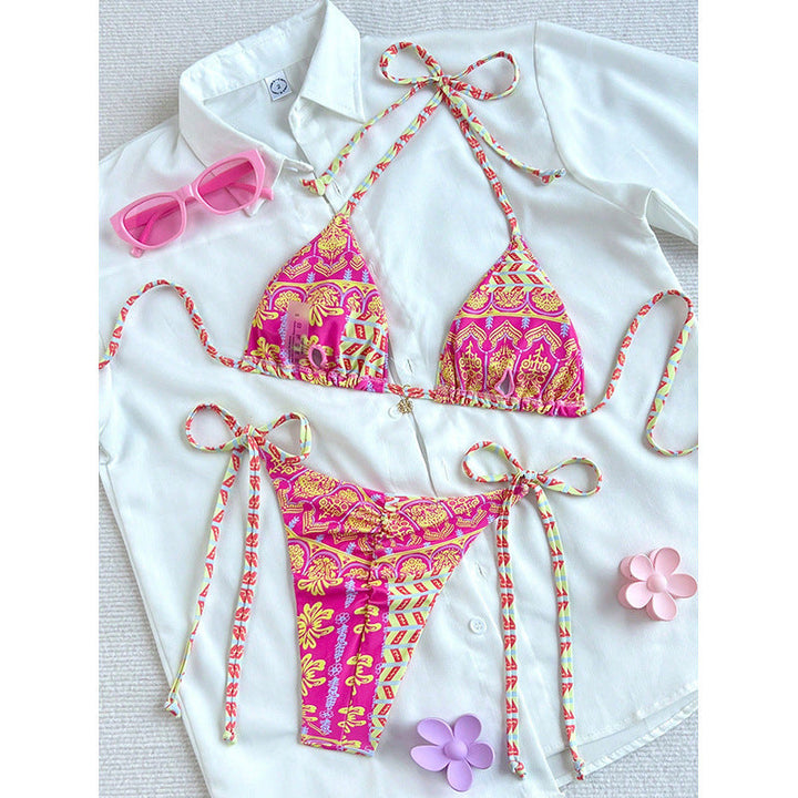 Mönstrad damtriangel-bikini, justerbara badkläder för sommar och strand, med modern design.
