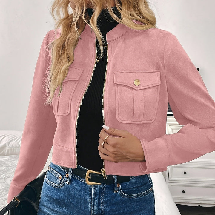 Färgstark, kort damjacka med mjuk yta & elegant stil. Perfekt vår/höst ytterplagg med dragkedja & rund hals.