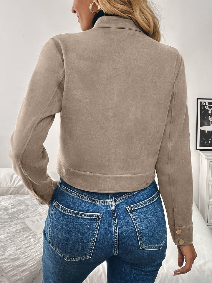Elegant damjacka, kort modell med mjuk yta & färgstark design. Perfekt mode-ytterplagg för alla tillfällen.