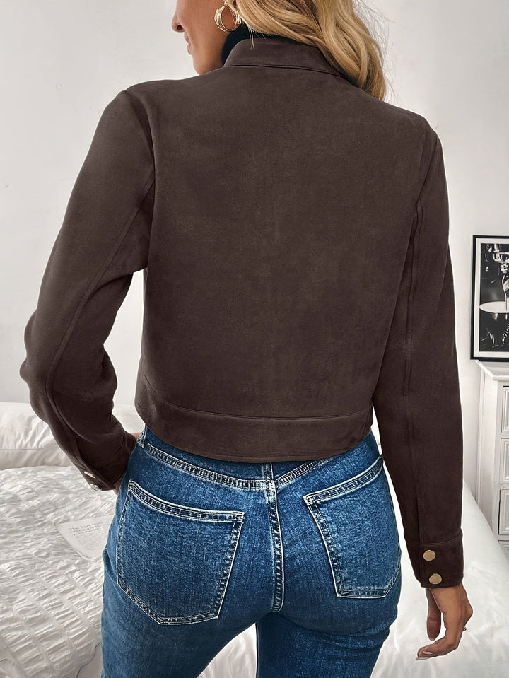 Modern kort damjacka med mjuk yta. Färgstark & elegant, idealisk för vår/höstmode. Stilren design.