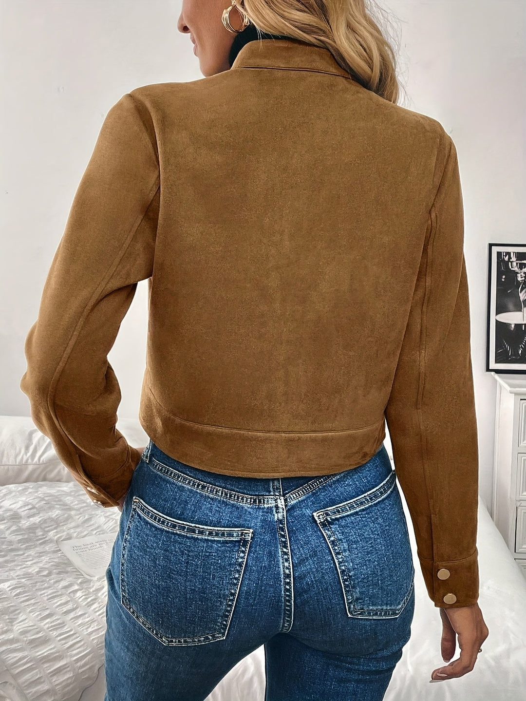 Elegant kort jacka för dam, mjuk yta, färgstark. Ytterplagg för vår & höst, med praktisk dragkedja.