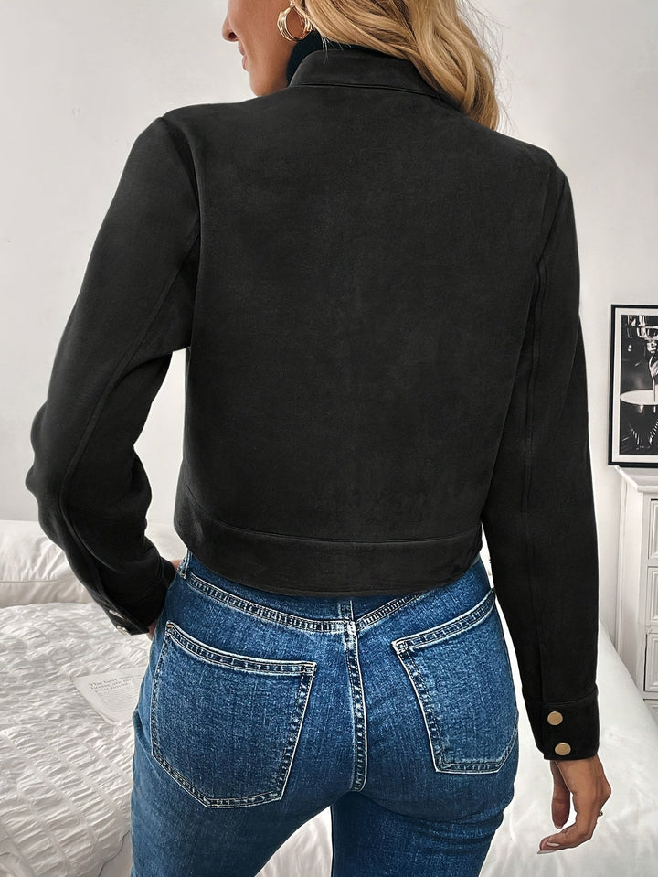 Stilren kort damjacka med mjuk yta & rund hals. Elegant ytterplagg för vår & höst, mångsidig design.