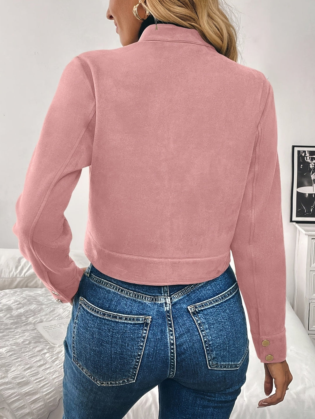 Kort vårjacka/höstjacka för dam, elegant stil & mjuk yta. Färgstark design med dragkedja.