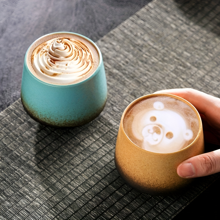 Färgstarka, handgjorda keramik kaffekoppar i vintage tie-dye design. Ett unikt 4-delars set för köket.