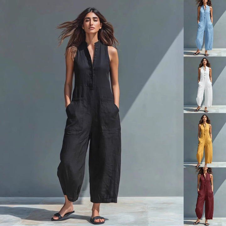 Kvinna som bär svart ärmlös jumpsuit med fickor och V-ringning utomhus