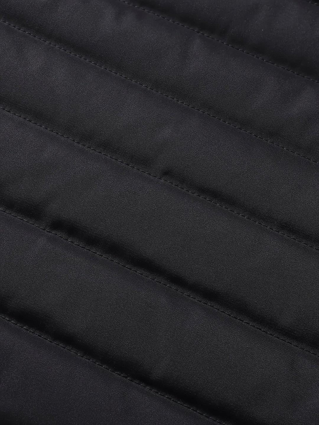 Detaljbild på dragkedja och ficka på isolerad jacka