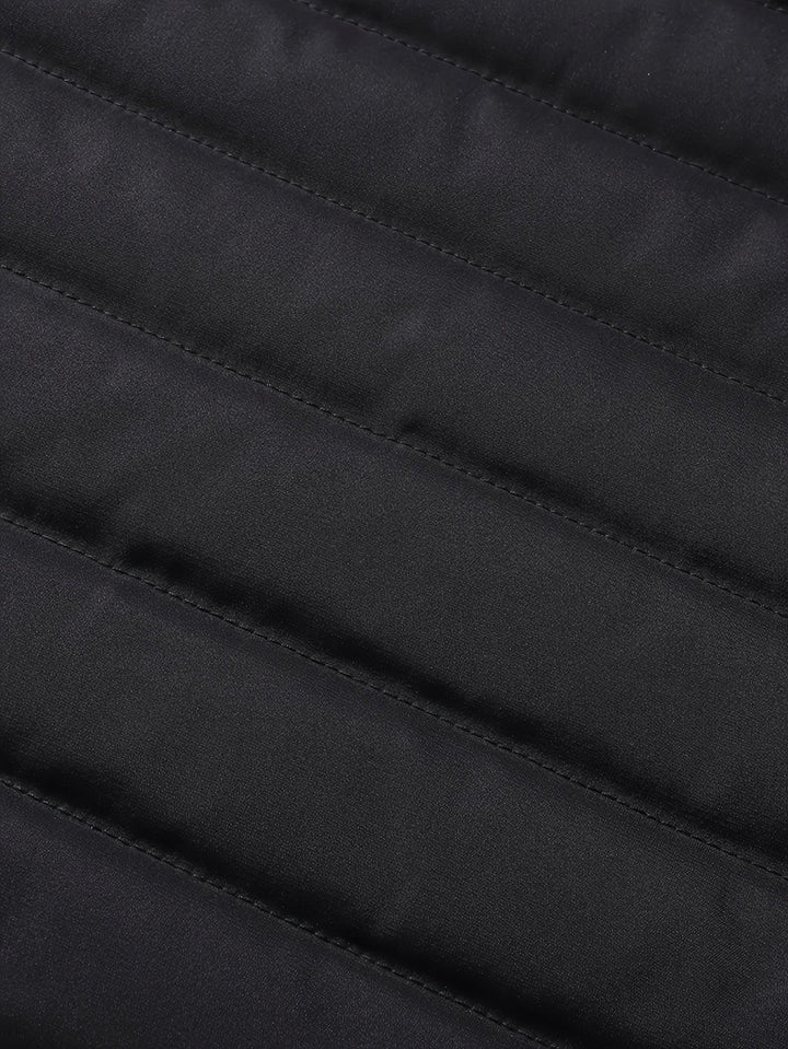 Detaljbild på dragkedja och ficka på isolerad jacka