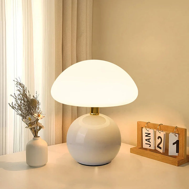 Designad LED-bordslampa i keramik med varmt ljus för heminredning