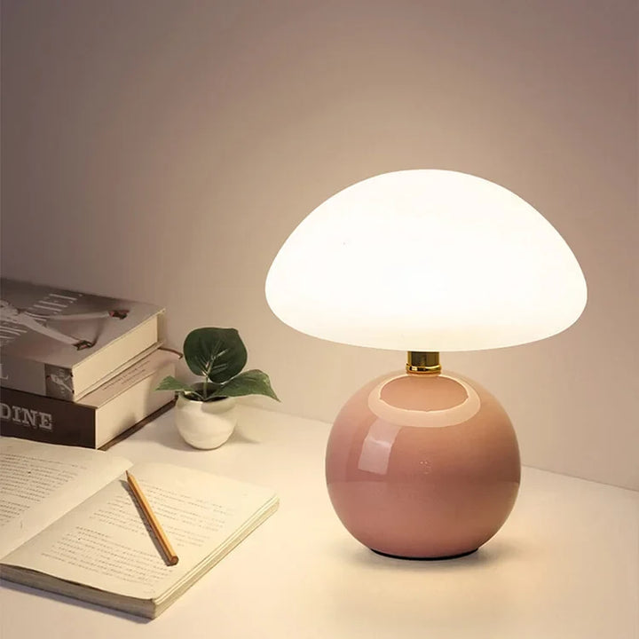 Närbild på den handgjorda keramiska ytan hos LED-lampan i modern svampform
