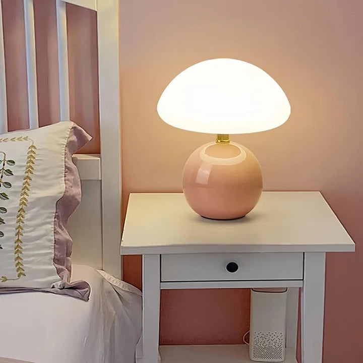 Stilren keramisk bordslampa i svampdesign som sprider mysigt LED-ljus i rummet