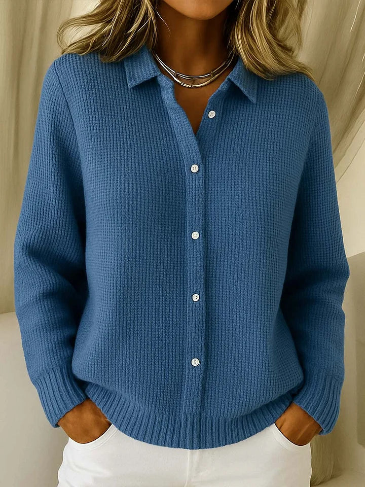 Dam cardigan Susan i stickad blå design med knapplist för vardagsmode