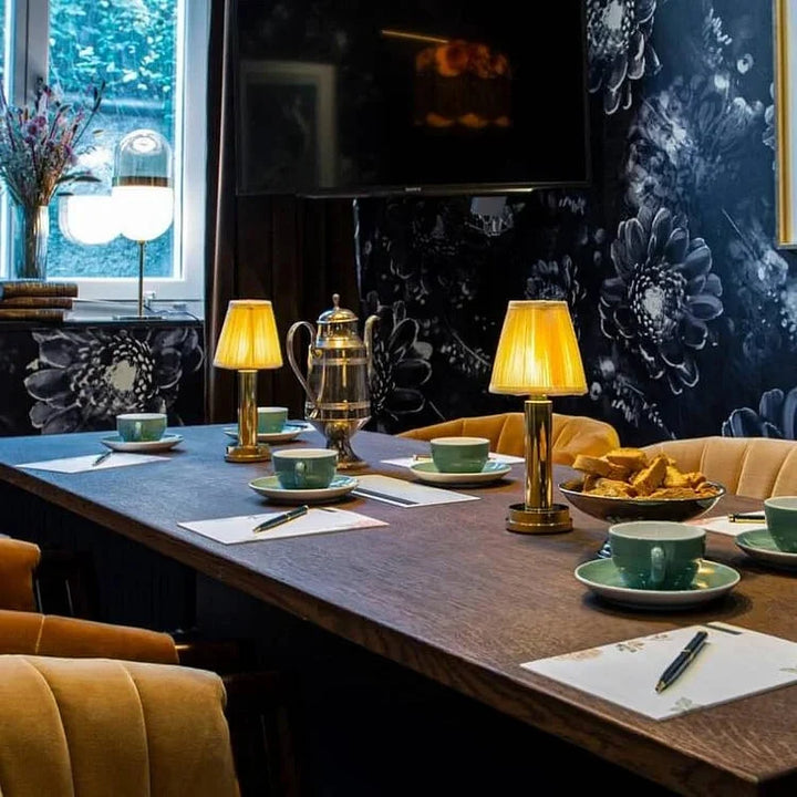 Harmonisk heminredning med en elegant och funktionell sladdlös lampa