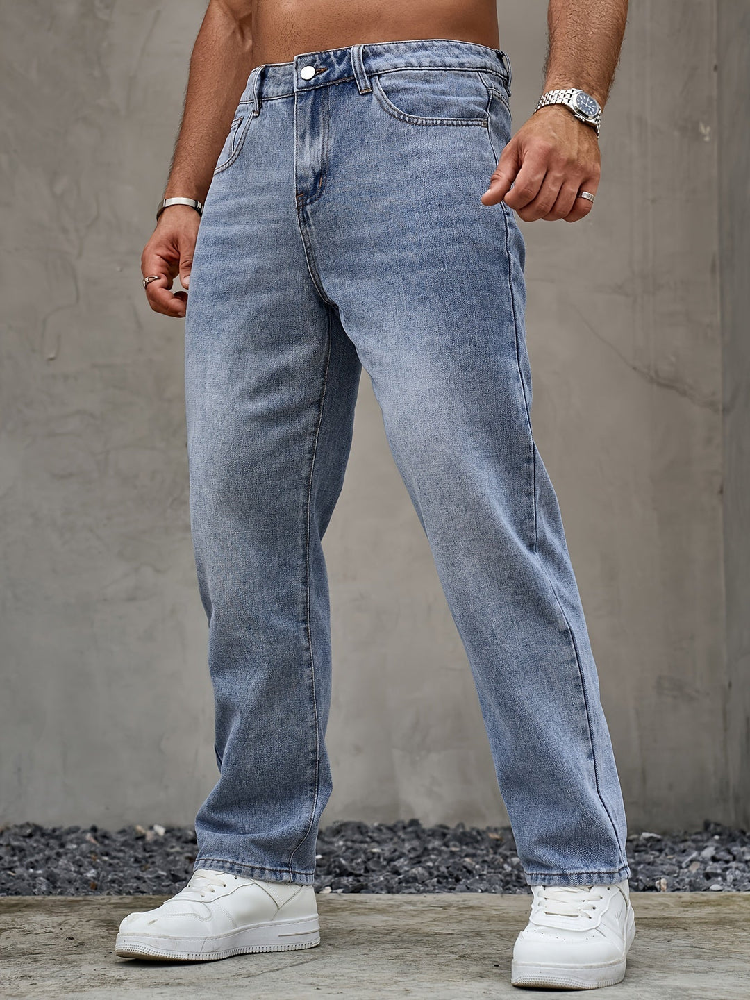 Modell som visar klassiska herrjeans med rak passform framifrån