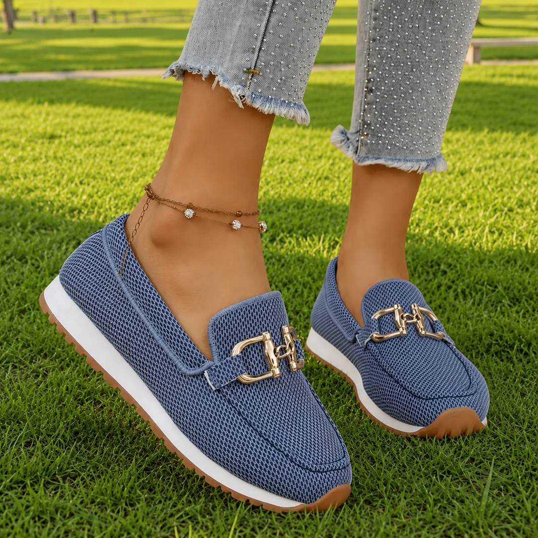 Dam på promenad i bekväma och moderiktiga slip-on loafers utomhus