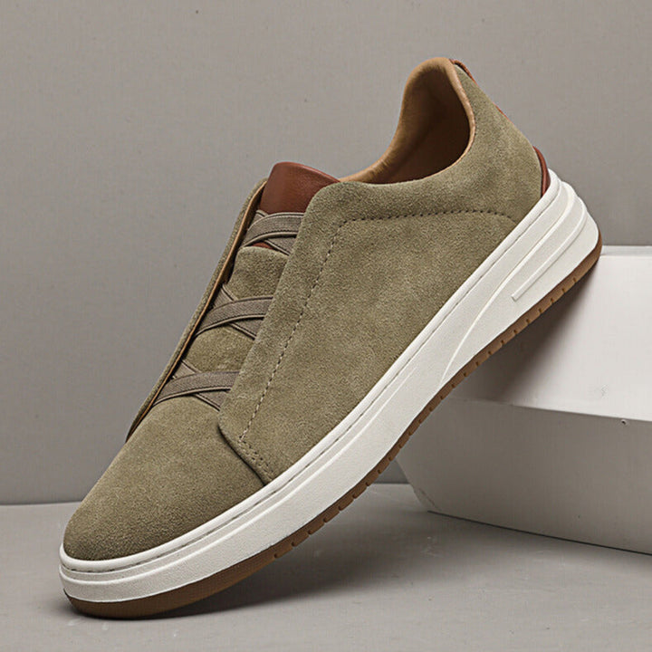 Lätta och smidiga slip-ons för herrar uppställda