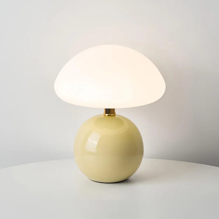 Detaljbild på LED-bordslampans fot och formstarka keramiska design