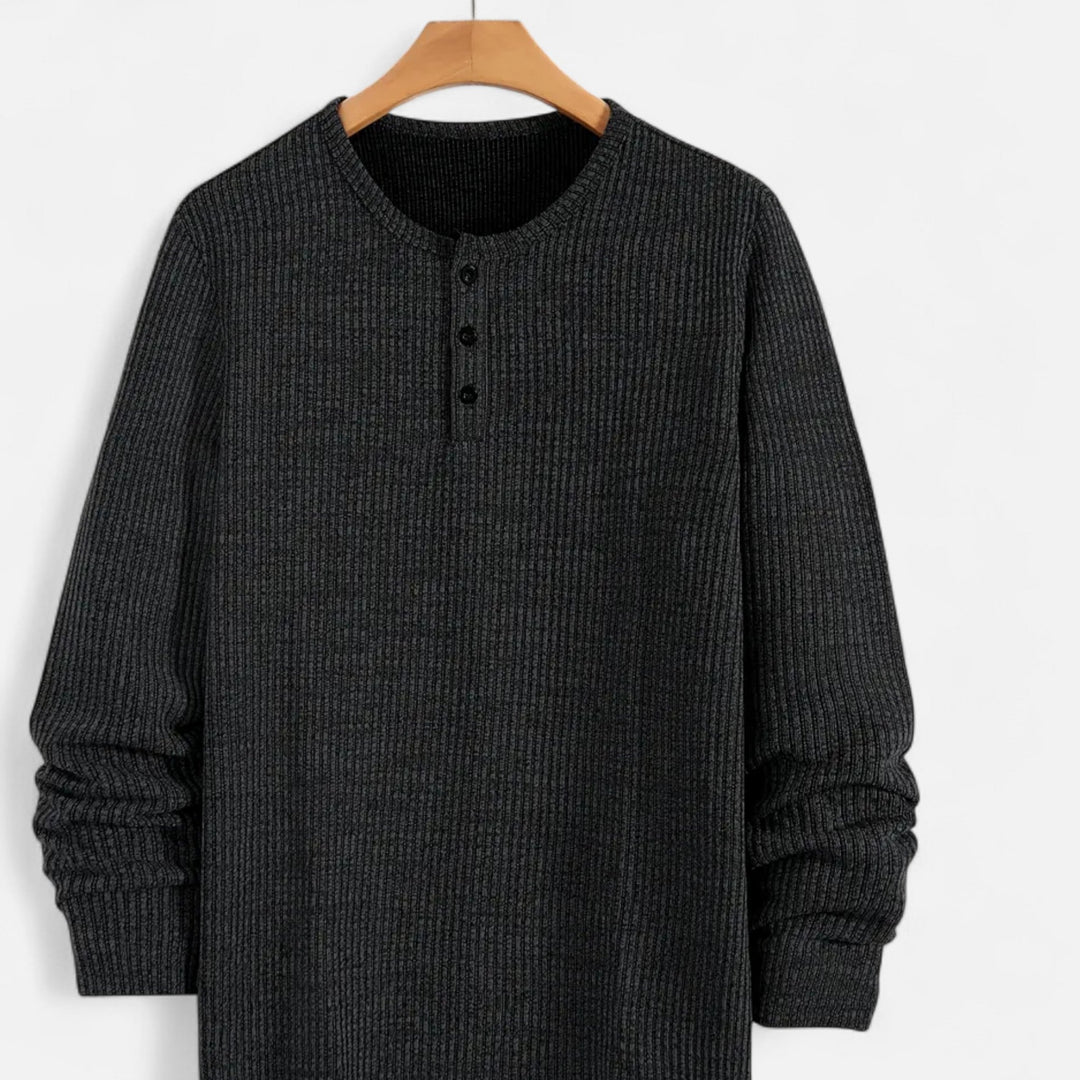 Mörk kabelstickad herrofficerare med knappar och struktur, idealisk för höstmode.