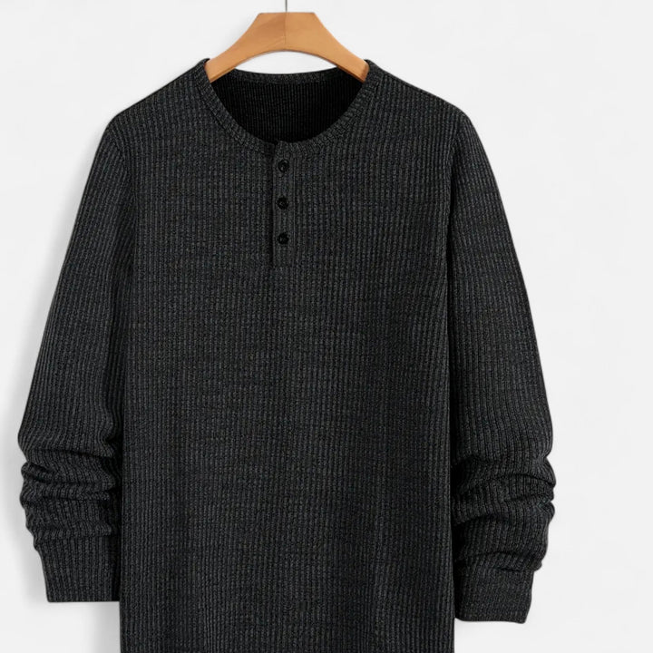 Mörk kabelstickad herrofficerare med knappar och struktur, idealisk för höstmode.