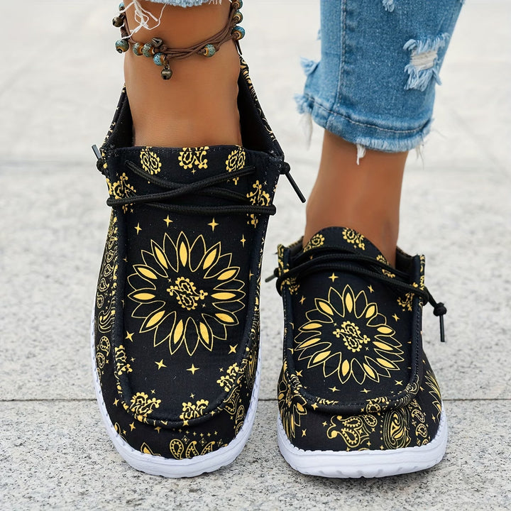 Dam som bär svarta Catherine ortopediska ultralätta sneakers med mönster