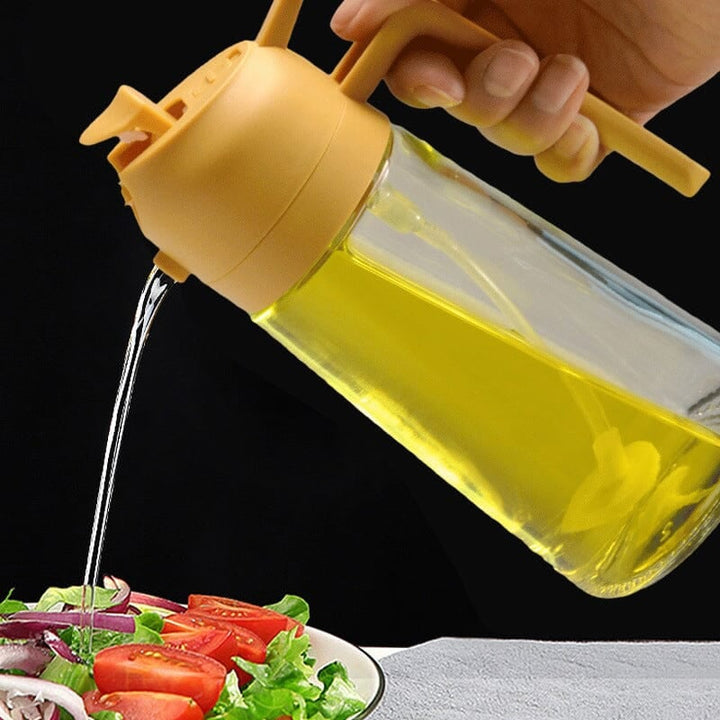 Person som häller matolja från dispensern över en färsk sallad