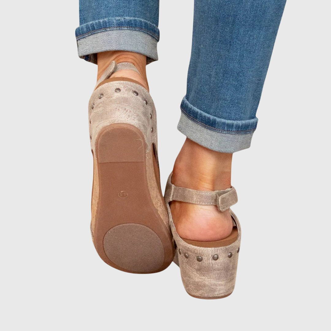 Sula och hälparti på Willa ortopediska sandaler bakifrån