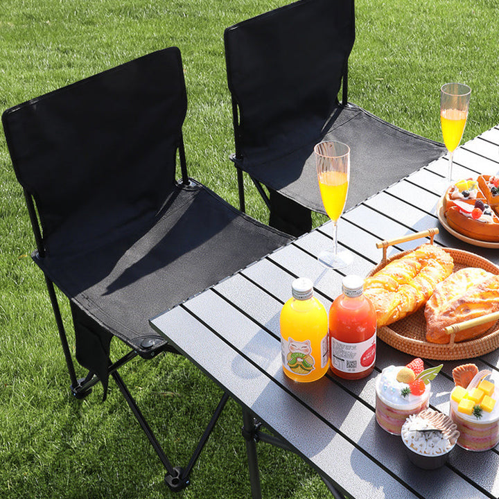 Fällbar campingstol i flera färger, robust design med sidofickor, tillverkad i oxfordväv och stålram för utomhusbruk.