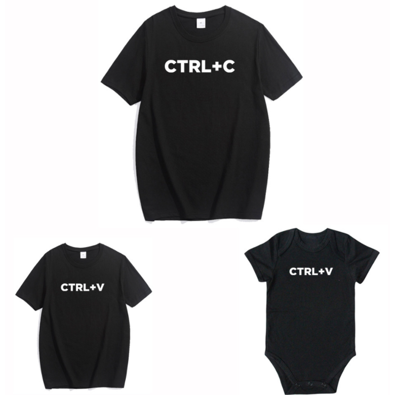 "Familj klädd i matchande vita T-shirts och bodys för barn och vuxna, visande en enhetlig och kärleksfull design."
