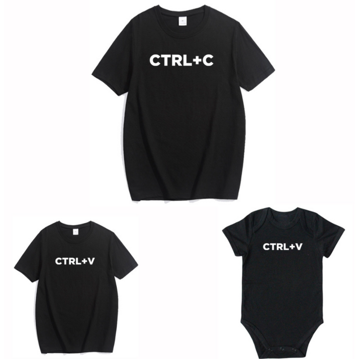 "Familj klädd i matchande vita T-shirts och bodys för barn och vuxna, visande en enhetlig och kärleksfull design."