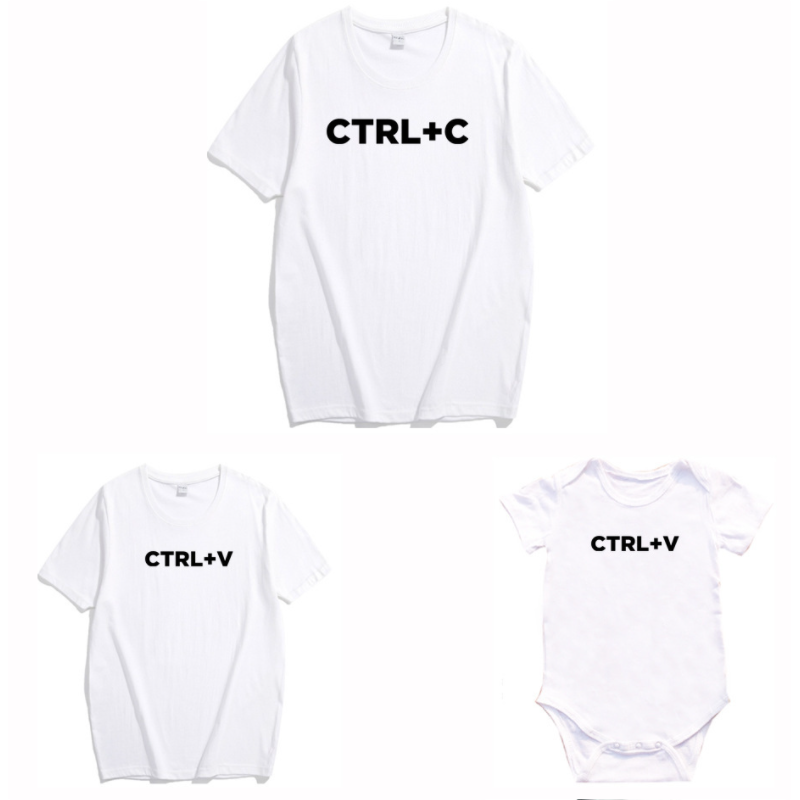 "Familj klädd i matchande vita T-shirts och bodys för barn och vuxna, visande en enhetlig och kärleksfull design."