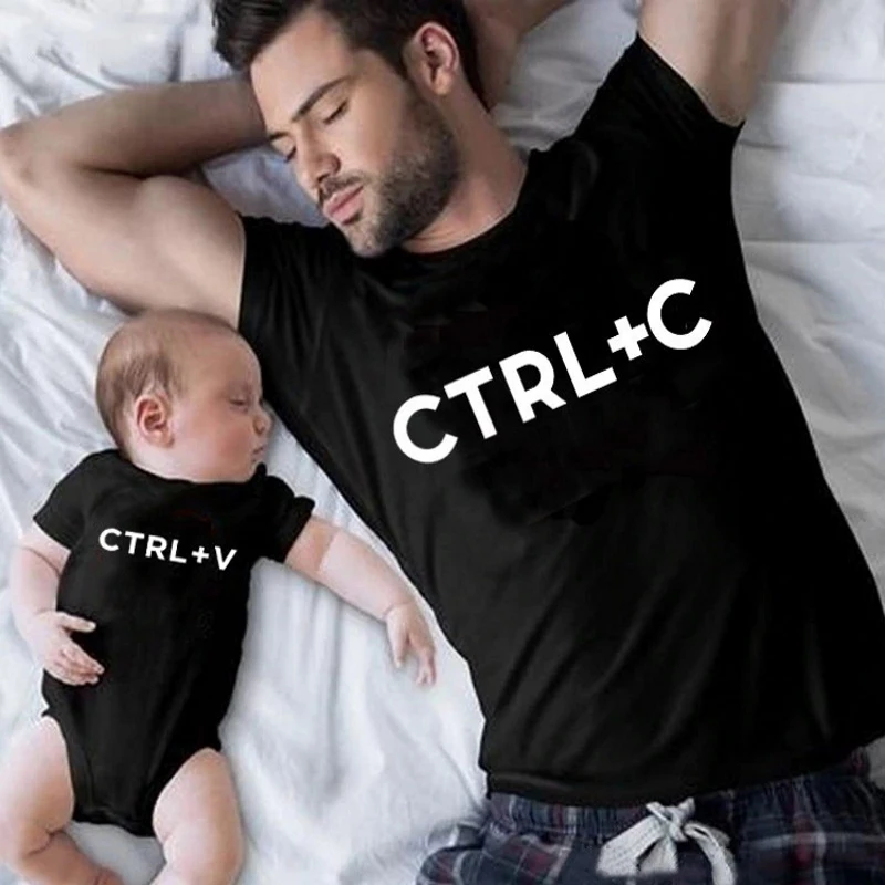 "Familj klädd i matchande vita T-shirts och bodys för barn och vuxna, visande en enhetlig och kärleksfull design."