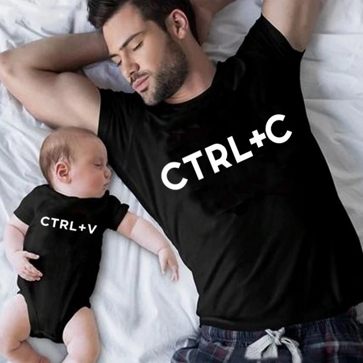 "Familj klädd i matchande vita T-shirts och bodys för barn och vuxna, visande en enhetlig och kärleksfull design."