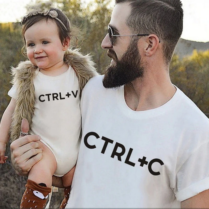 "Familj klädd i matchande vita T-shirts och bodys för barn och vuxna, visande en enhetlig och kärleksfull design."