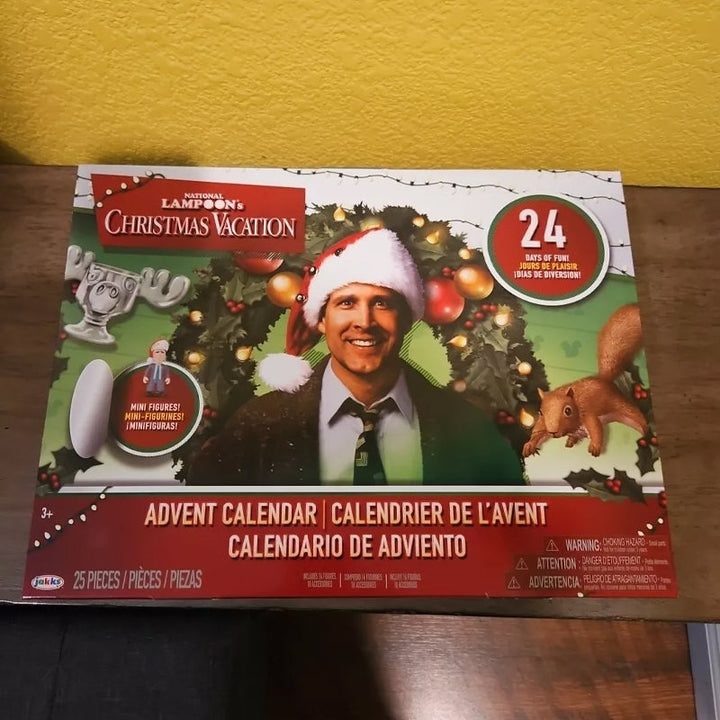 "Färgglad adventskalender med 24 luckor, lämplig för familjer. Perfekt juldekoration för ett hemtrevligt och festligt inslag.