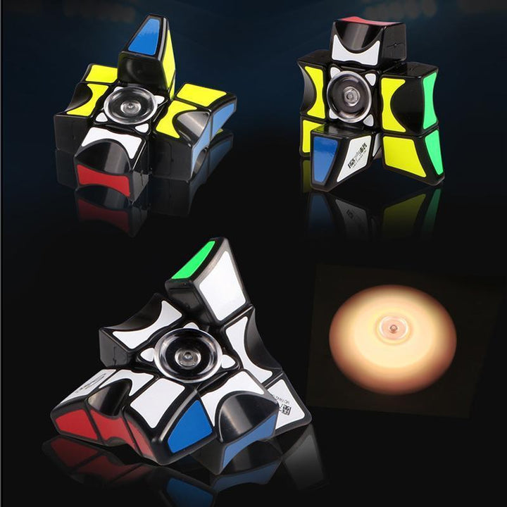 "Färgglad fidget Rubiks kub i svart, korall och ljusblå. Kombinerar stresslindring med rolig och mångsidig design."