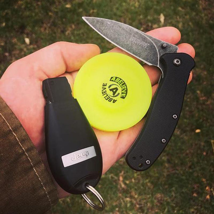 "Färgglad Mini Pocket Frisbee för utomhuslek, liten nog för fickan, perfekt för stranden och trädgårdsspel."