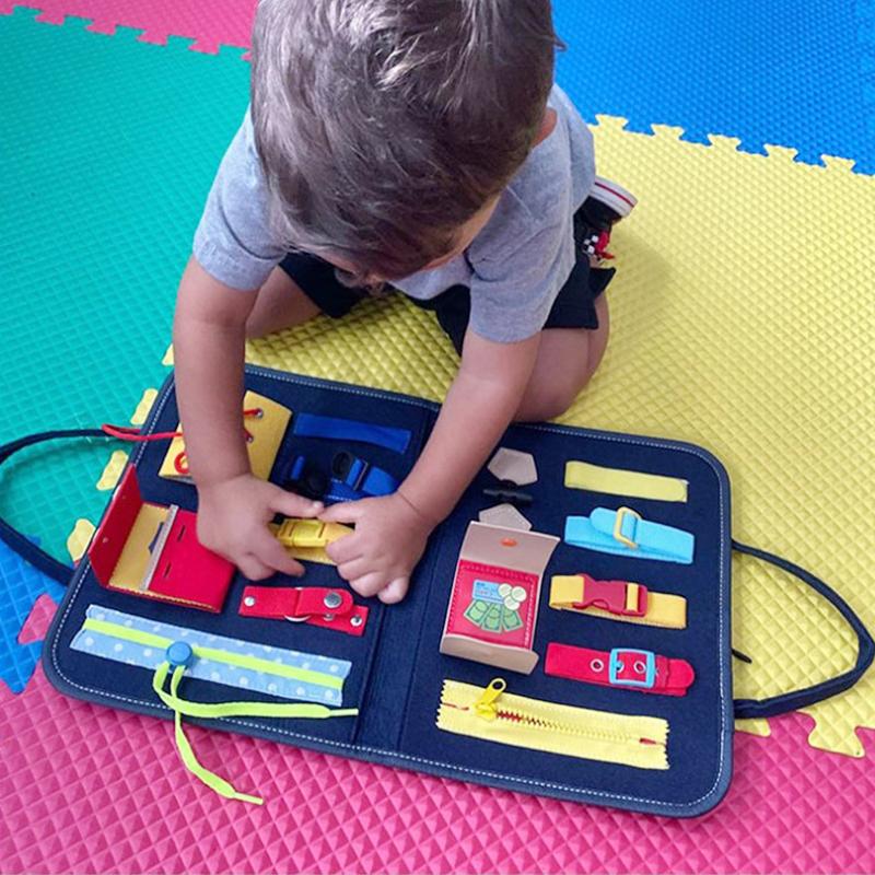 "Färgglad Montessori sysselbräda i trä med olika spännen, dragkedja och snäpplås för barn 2–7 år."