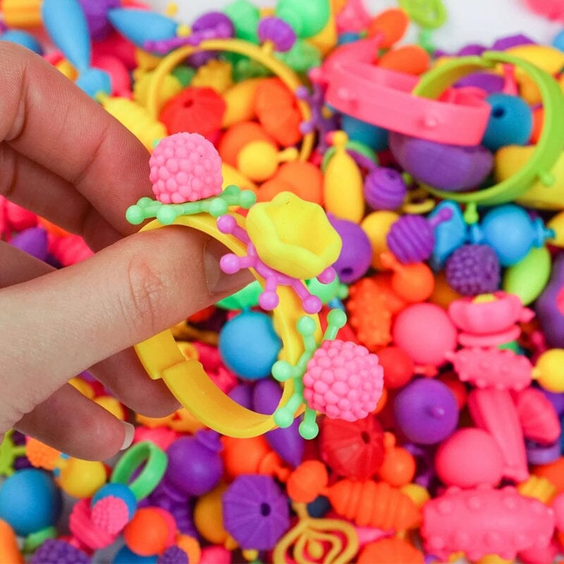 Färgglad pärluppsättning för barn, DIY-smycken skapas lätt med säkra, snäppbara pärlor för halsband och armband.