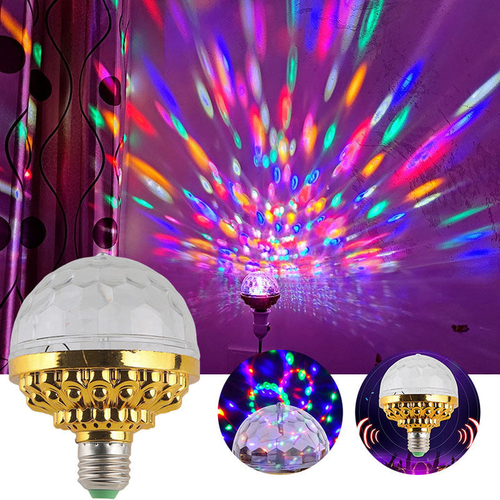 Färgglad roterande LED-bolllampa, skapar festligt ljusspel på väggar och tak, perfekt som dekorativ belysning.